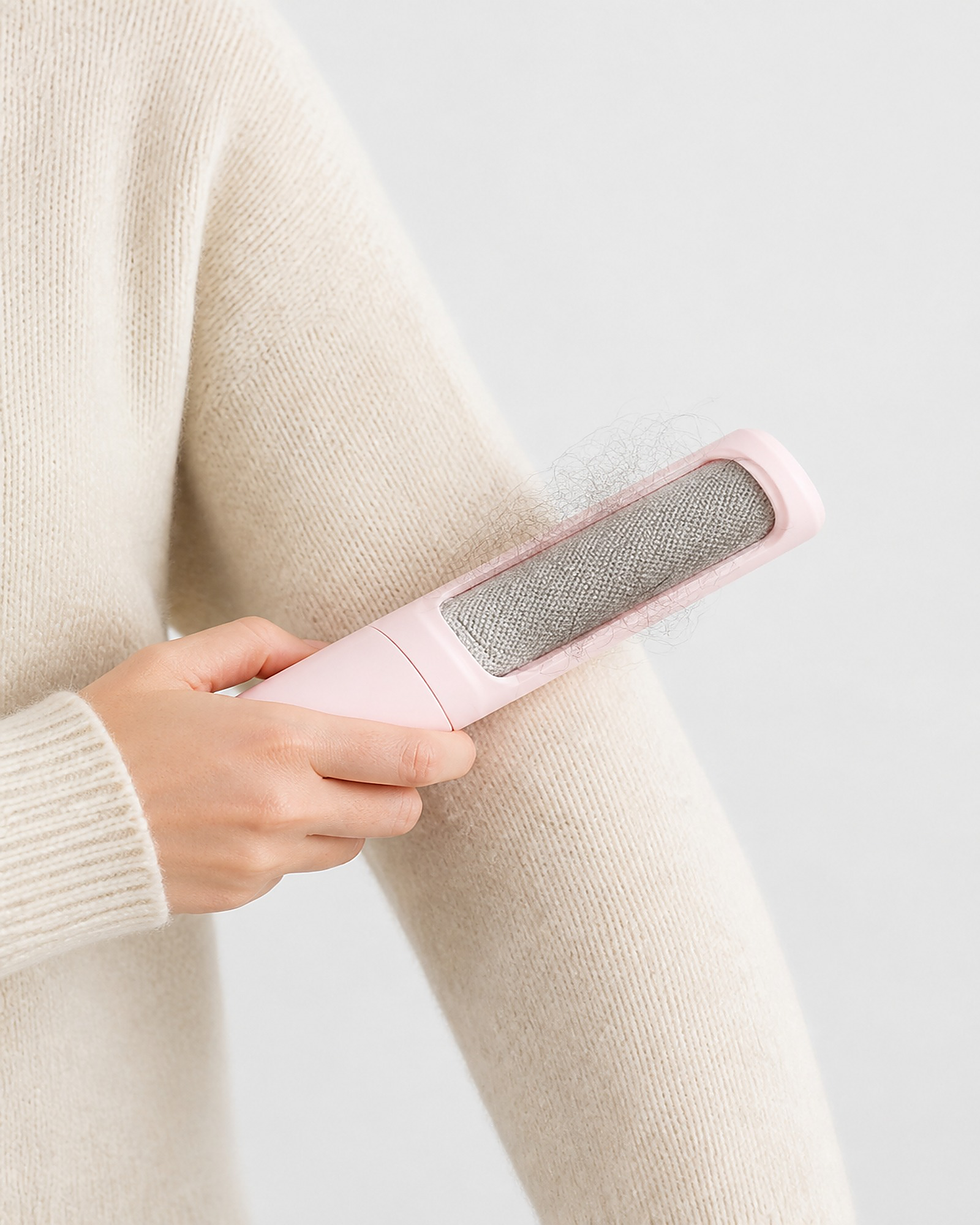 Lifting pet hair from a knitted sleeve